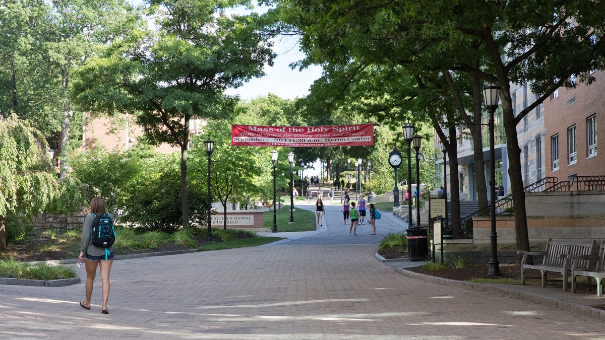  Students head to class at the University of Scranton. (Lindsay Lazarski/WHYY) 