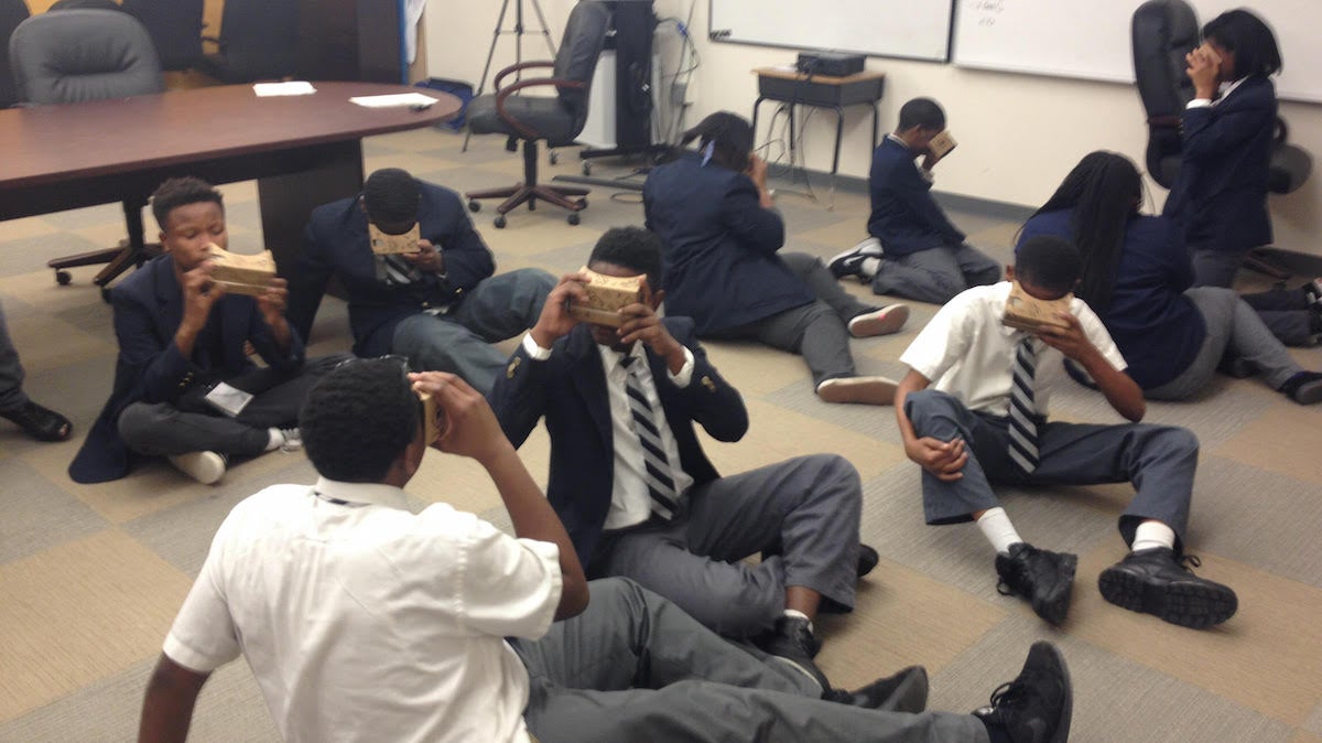  Students at West Oak Lane Charter School take virtual field trips via the Google Expeditions program. (John Corrigan/for NewsWorks) 