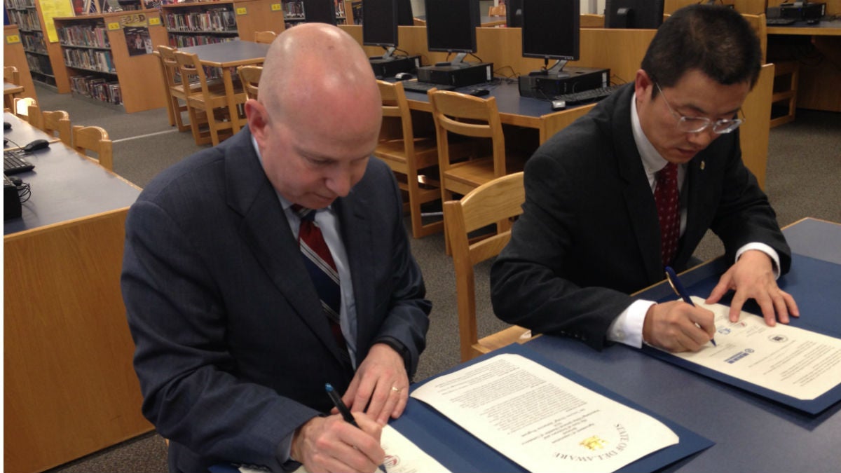  Governor Jack Markell (left) and Wanxiang Project Manager Daniel Li sign a memorandum of understanding to expand the company-sponsored study abroad program. (Avi Wolfman-Arent, NewsWorks/WHYY) 