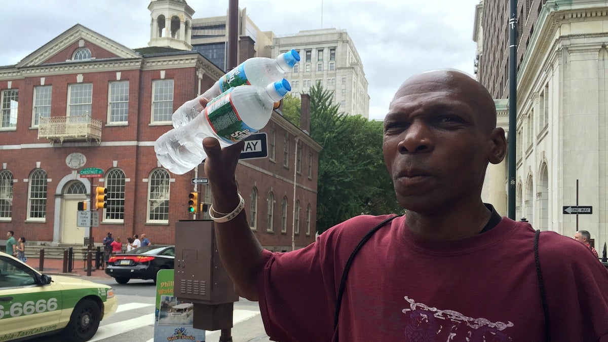  Water vendor Naazir Allah  across from Independence Hall. (Aaron Moselle/NewsWorks) 