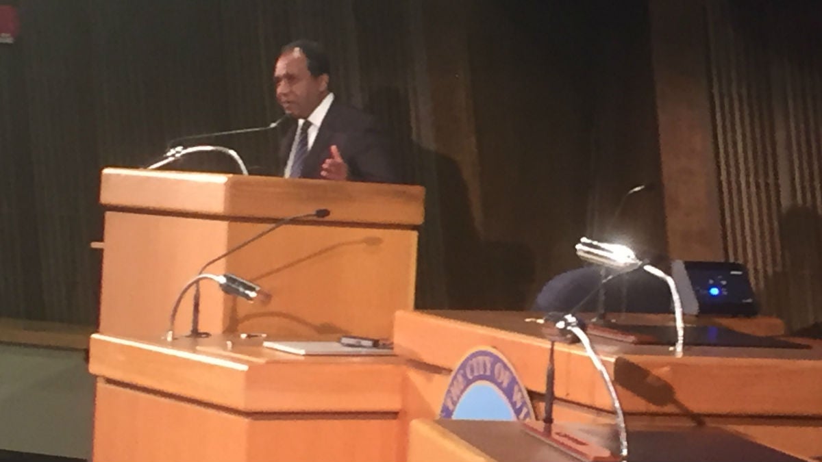 Mayor Dennis Williams delivers a minute-long farewell address in Wilmington City Council chambers. (Zoë Read/WHYY)