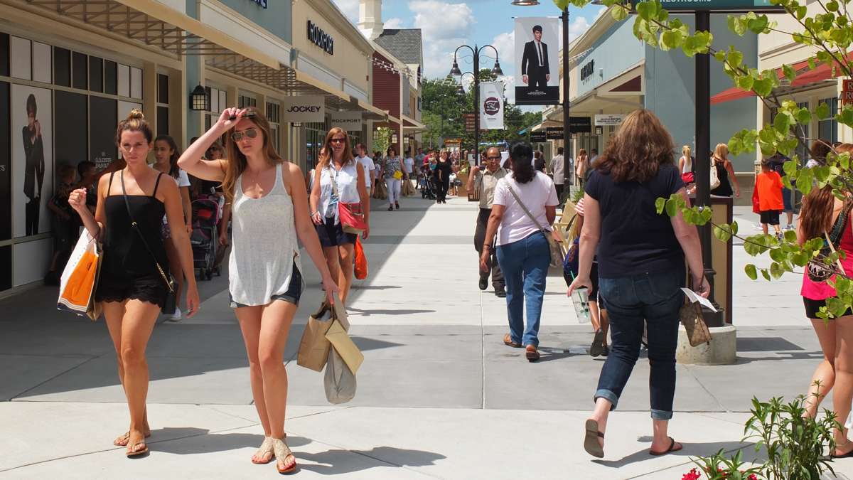 Shoppers at the Gloucester Premium Outlets in Camden County. (Alan Tu/WHYY)