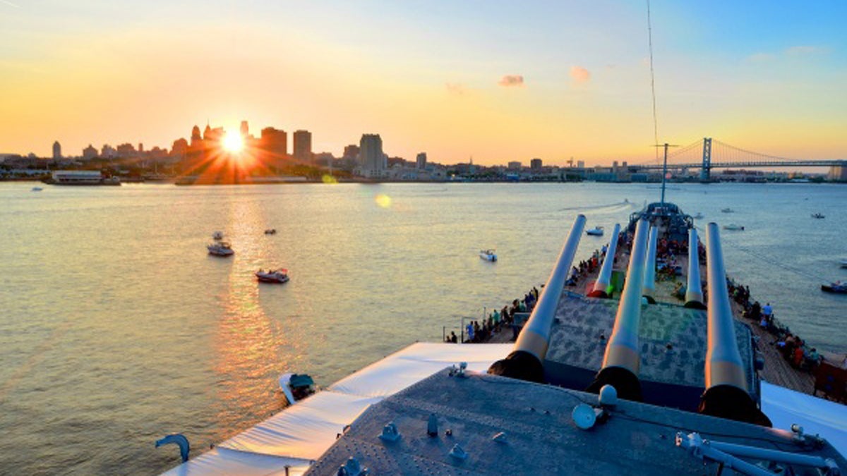  The sun goes down behind the Philadelphia skyline on Saturday. (Bas Slabbers/for NewsWorks) 