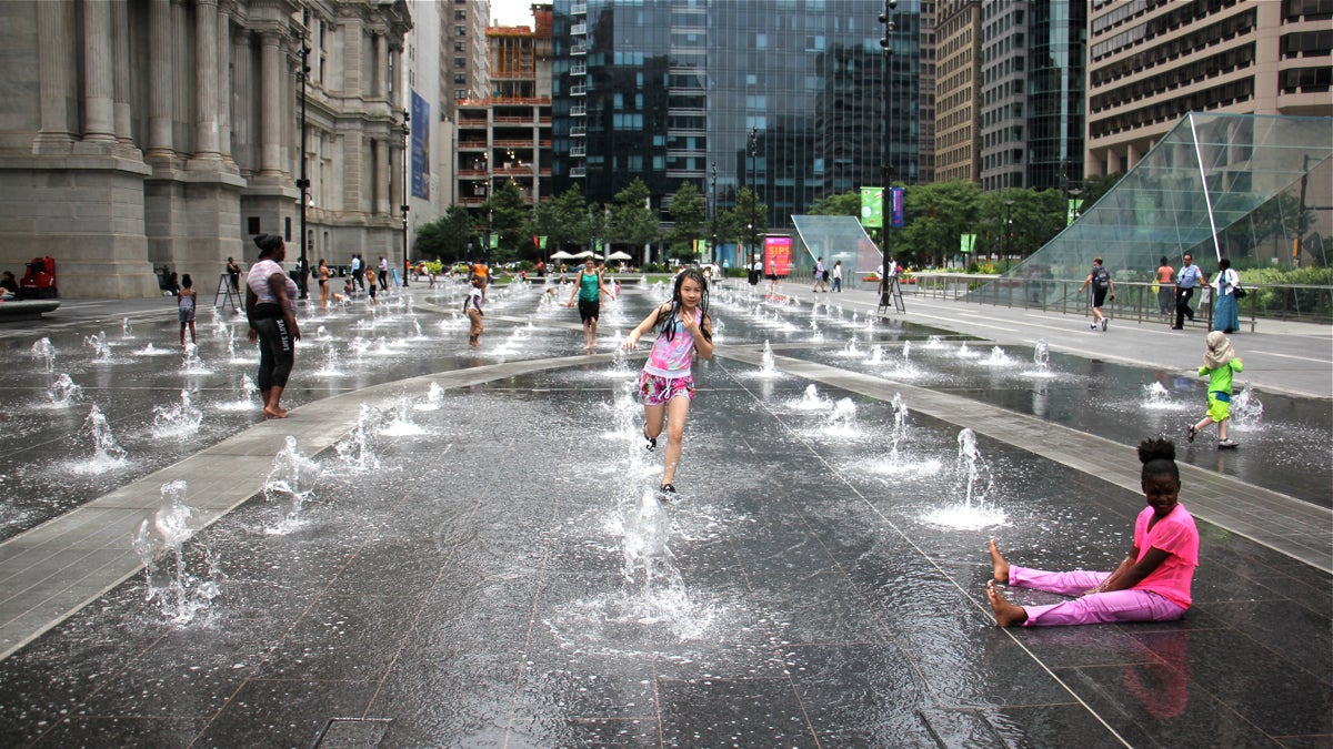  Children keep cool in the fountain at Dilworth Park. (Emma Lee/WHYY) 