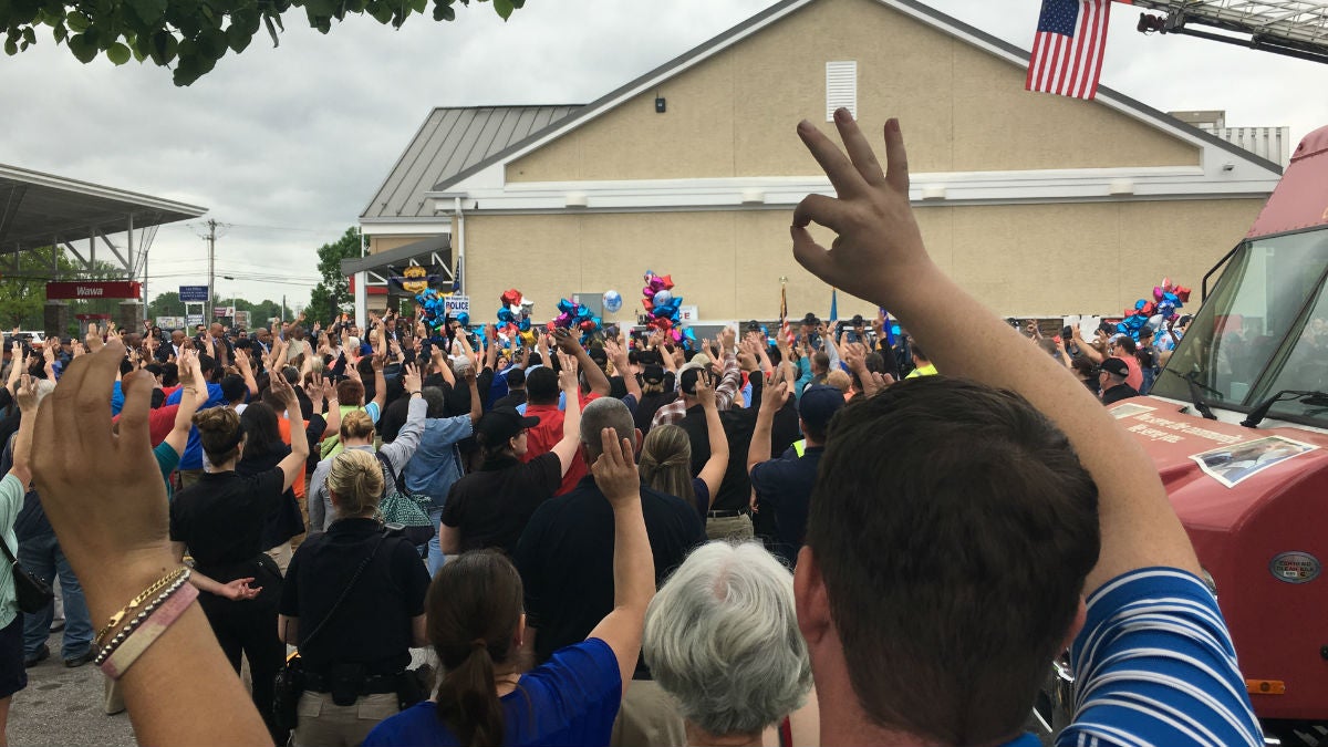  Hundreds raise their hands in the 
