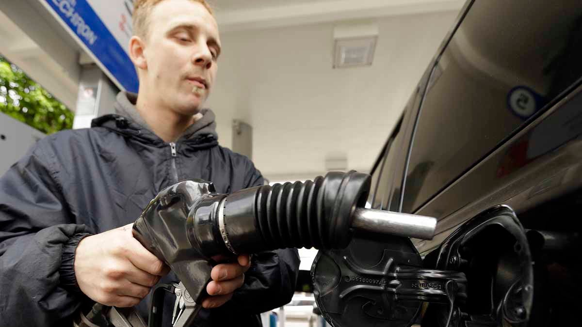  Attendant James Lewis pumps gas at a station in Portland, Oregon, last month. Oregon and New Jersey are the only states where motorists aren't allowed to pump their own gas.  Now the Oregon Legislature appears ready to at least let people driving through rural Oregon pump their own. (AP Photo/Don Ryan) 