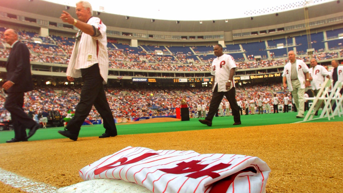  Former Philadelphia Phillies manager Dallas Green, second from left, follows former manager Paul Owens past a Pete Rose jersey which Green placed on first base, Rose's position, during ceremonies honoring the 1980 World Series championship team in 2000. Rose wasn't allowed to attend the ceremony. Green died Wednesday in  Philadelphia at the age of 82. (AP file photo) 