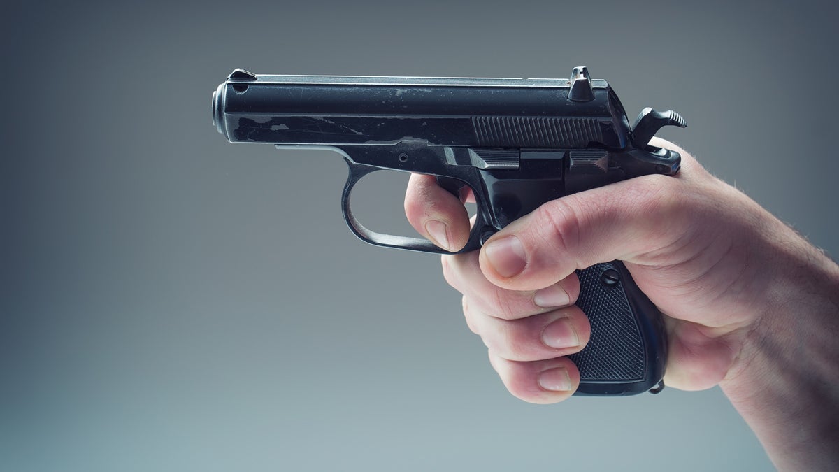  (<a href='http://www.bigstockphoto.com/image-140737484/stock-photo-weapon-gun-man-s-hand-holding-a-gun-9-mm-pistol'>weyo</a>/Big Stock Photo) 