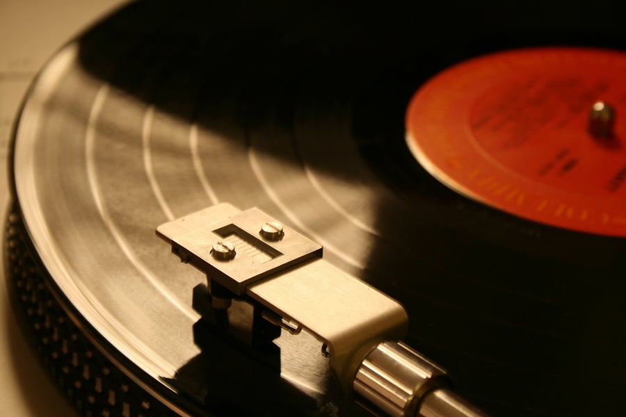  (<a href='https://www.bigstockphoto.com/image-2146292/stock-photo-record-player-red'>M.G.J.</a>/Big Stock Photo) 