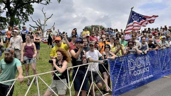  The fans cheer on the men's pro racing teams at Lemon Hill on Sunday. (Bas Slabbers/for NewsWorks) 