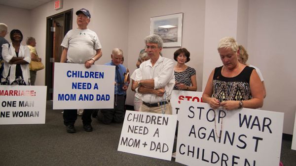  Protesters pray the rosary for staff members in the Montgomery Country Register of Wills office. (Ann Marie Awad/for NewsWorks) 
