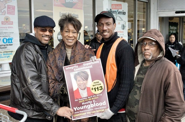  Rosita Youngblood with potential voters. (Bas Slabbers/for NewsWorks) 