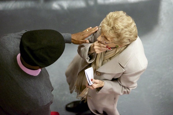 <p><p>Paulsboro Mayor W Jeffrey Hamilton and a resident talk before the meeting. (Bas Slabbers/for NewsWorks)</p></p>
