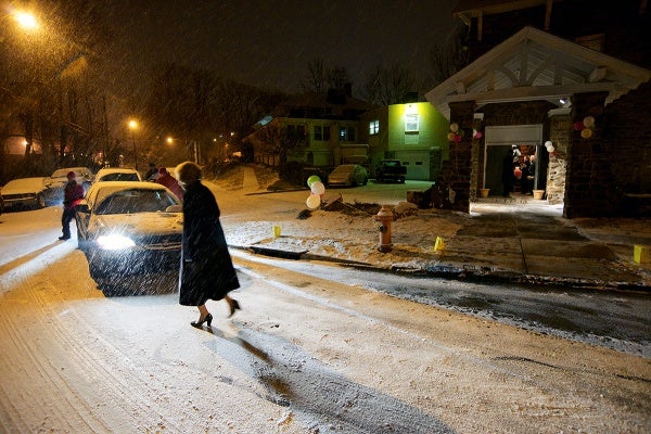<p>Snow fell as the guests returned home. (Bas Slabbers/for NewsWorks)</p>
