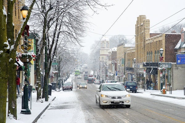 <p>Life goes on in Mt. Airy as the area is covered with an inch or two of snow. (Bas Slabbers/for NewsWorks)</p>
