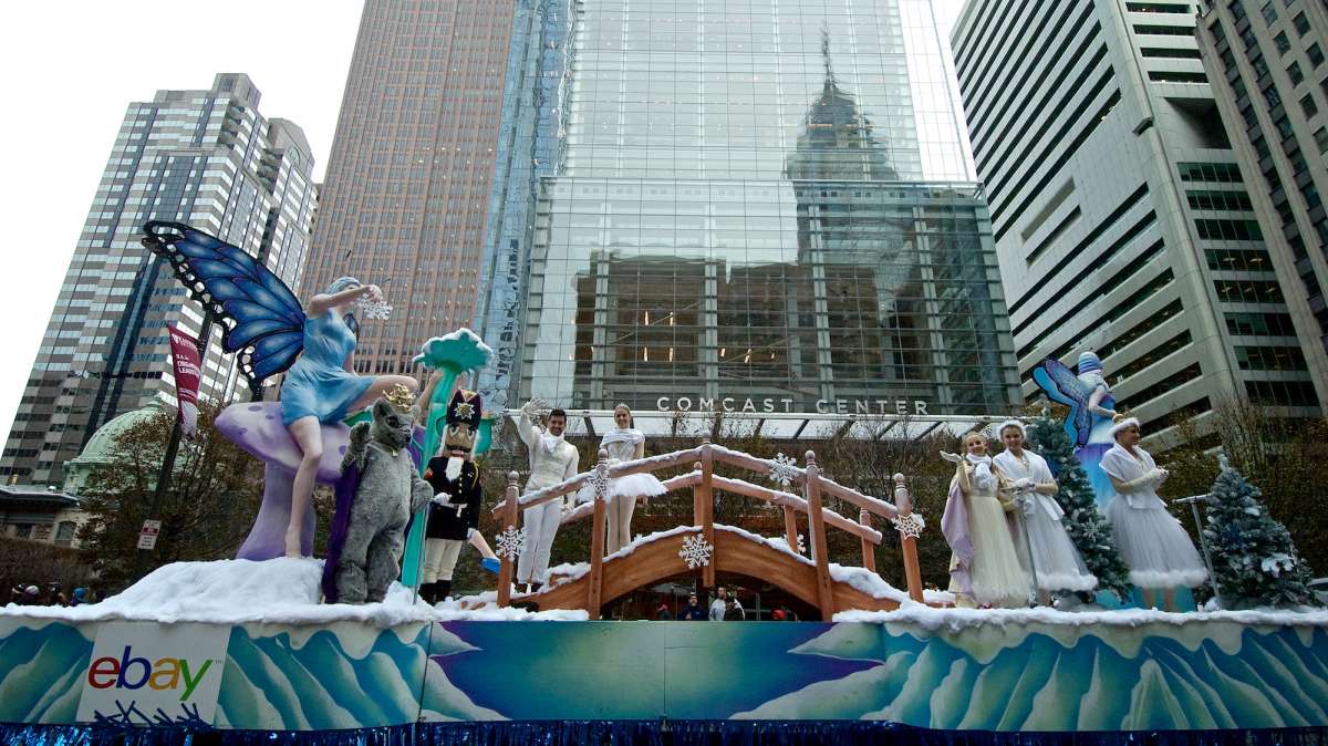The parade route takes the floats, balloons and marching bands from JFK Boulevard, past Love Park, and up the Benjamin Franklin Parkway to end at the Art Museum. (Bas Slabbers/for NewsWorks)