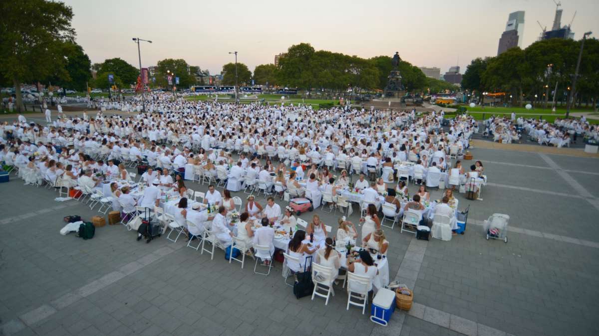 Guests gather in front of the Philadelphia Museum of Art for dinner al fresco during the fifth Dîner en Blanc. (Bastiaan Slabbers for NewsWorks)