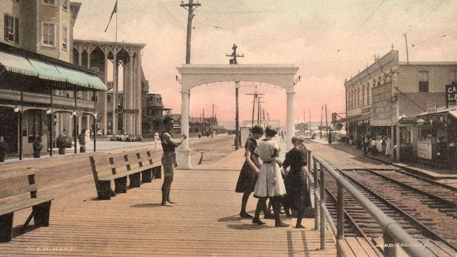 A postcard from around 1910 shows the 400 block of Beach Street with the Lafayette Hotel in the background, left. (Richard Gibbs Collection)