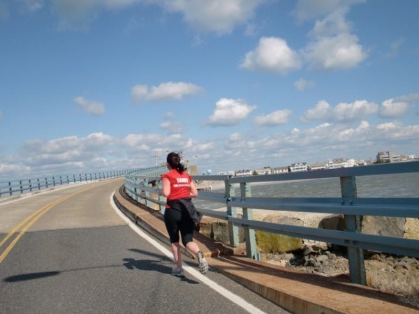 Olivia Tattory runs from Avalon into Sea Isle (Jen A. Miller/for NewsWorks)