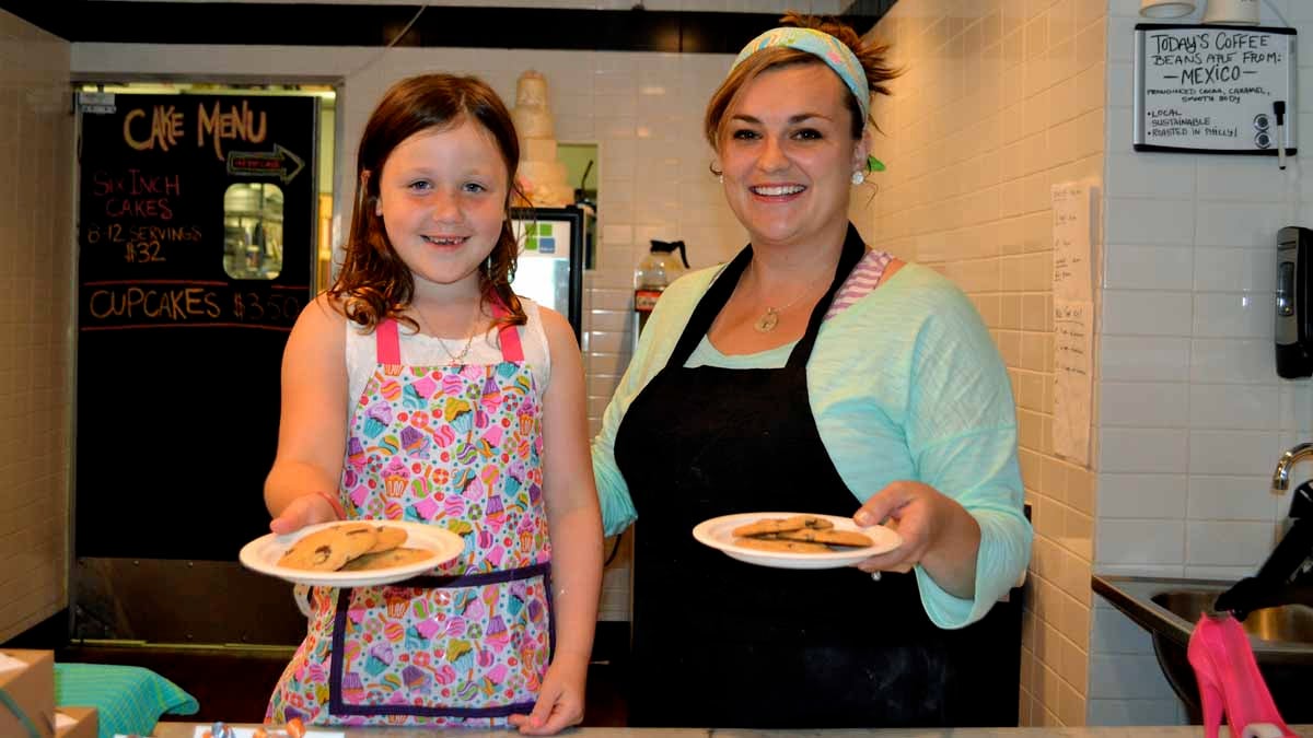  Sienna Storey, 6, and Elizabeth Paradiso of Sweet Elizabeth’s Cakes will be selling chocolate chip cookies all day Friday, June 28, to benefit the Leukemia and Lymphoma Society. (Joel B. Frady/for NewsWorks) 