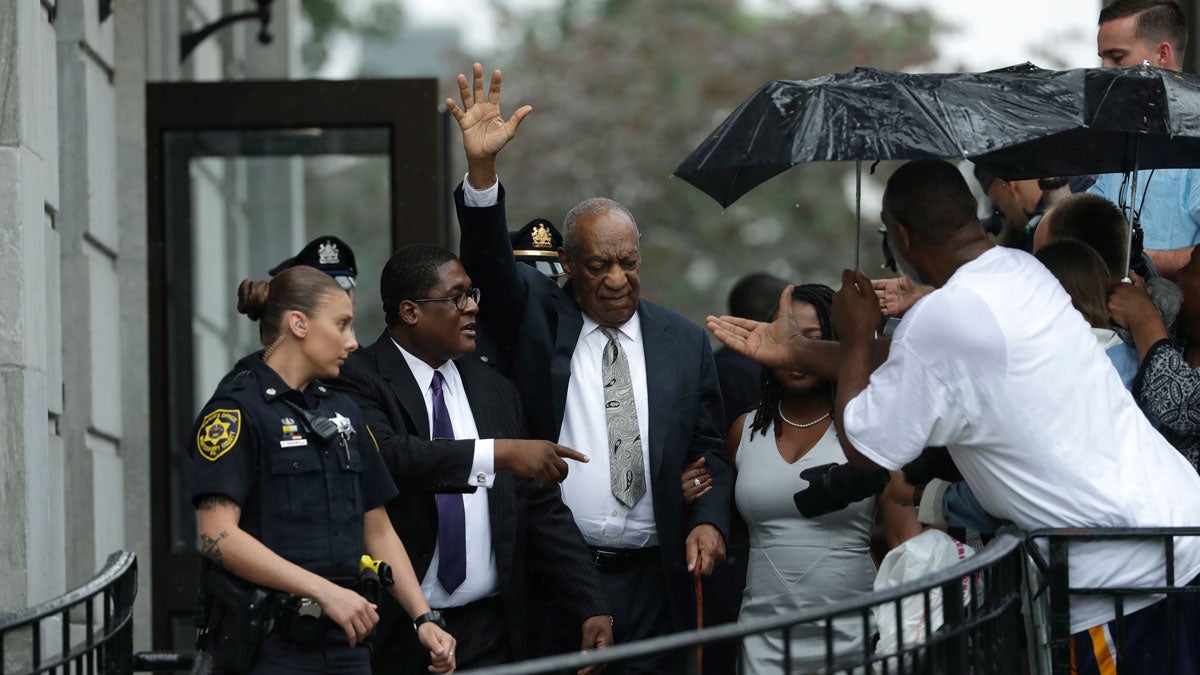  .Bill Cosby, center, gestures while exiting the Montgomery County Courthouse with his publicist Andrew Wyatt, second from left, after a mistrial was declared in his sexual assault trial in Norristown, Pa., Saturday, June 17, 2017. (AP Photo/Matt Slocum) 