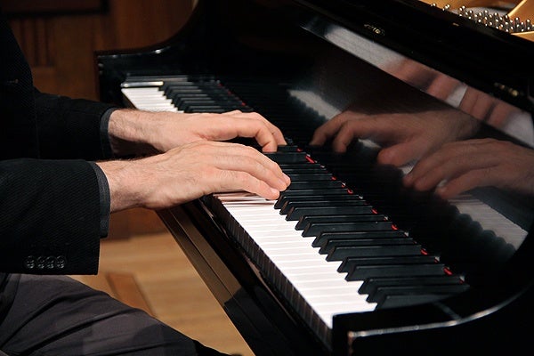 The Curtis Institute's online course, Exploring Beethoven's Sonatas includes live music played by instructor Jonathan Biss. (Emma Lee/for NewsWorks)