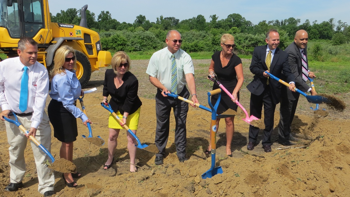  State leaders throw dirt during the ceremonial groundbreaking at the new Delaware City DMV site. (Mark Eichmann/WHYY) 