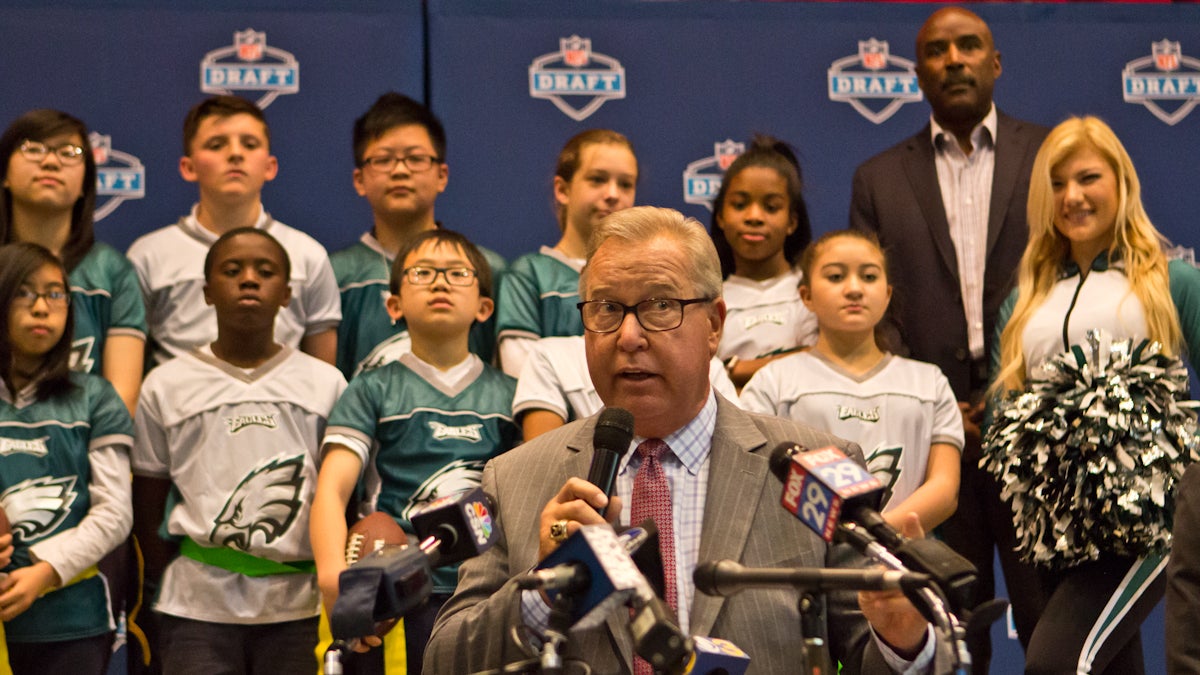 Former NFL quarterback Ron Jaworski summarizes the NFL’s grants to Philadelphia children’s programs at the NFL Draft kick-off event at McCall Elementary. (Kimberly Paynter/WHYY)