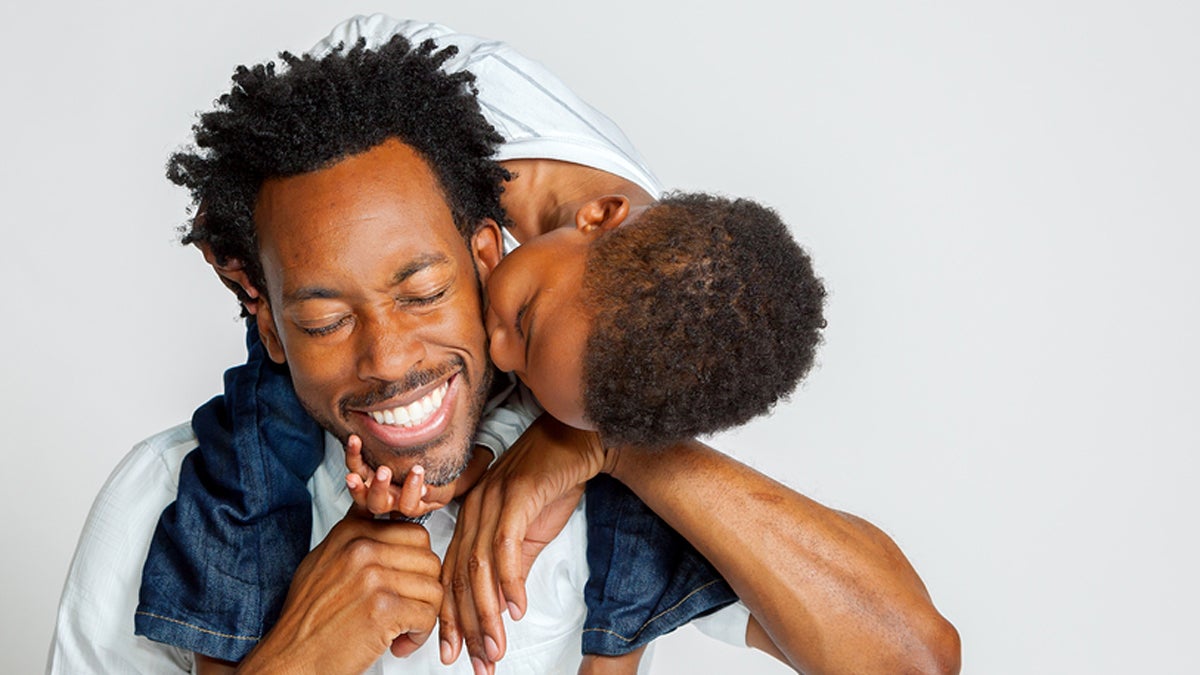  (<a href='https://www.bigstockphoto.com/image-147630257/stock-photo-an-african-american-boy-on-the-shoulders-of-his-father-leans-over-to-kiss-him-on-the-cheek-his-father-laughs-with-closed-eyes'>ITLPhoto</a>/Big Stock Photo) 