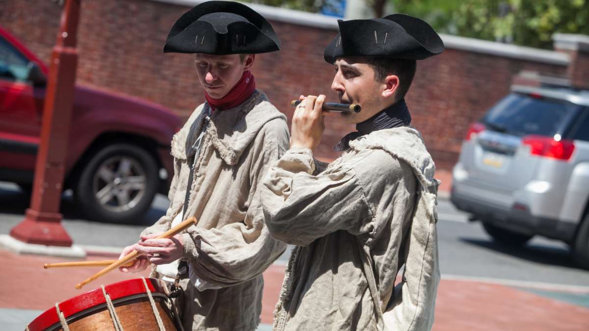 Fife player Matthew Skic and drummer Keith Henning perform songs from the Revolutionary War Saturday outside the Museum of the American Revolution. (Brad Larrison for NewsWorks)
