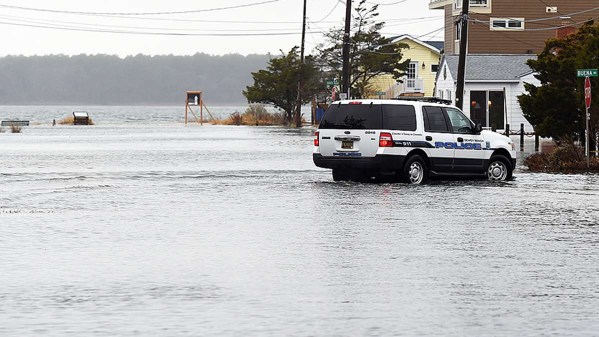 Winter Storm Damon has brought flooding to the side streets in Dewey Beach and Coastal Highway (Del. Rt. 1) south of Dewey Beach north of Indian River Inlet as the storm moves away this afternoon. (Chuck Snyder / for NewsWorks)