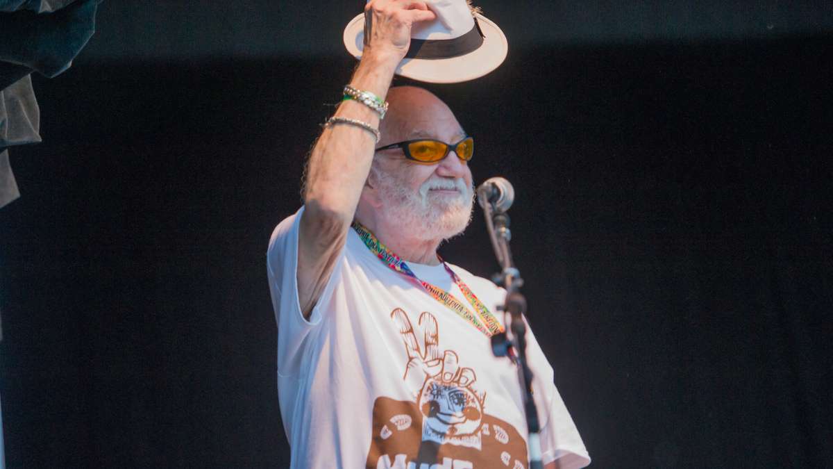 Philadelphia Folk Festival founder Gene Shay tips his hat to an adoring audience. (Jonathan Wilson for NewsWorks)