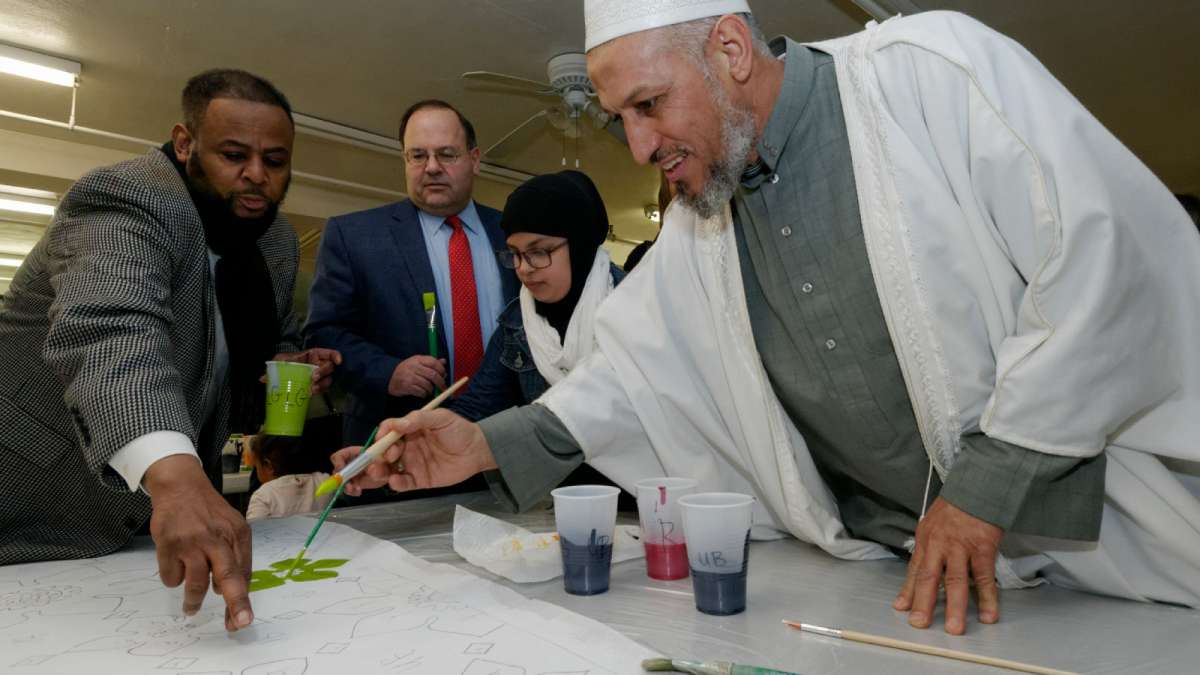 Councilman Curtis Jones Jr. points out to Al Aqsa Imam Muhammad Shehata where to apply paint. (Bastiaan Slabbers/for NewsWorks)  
