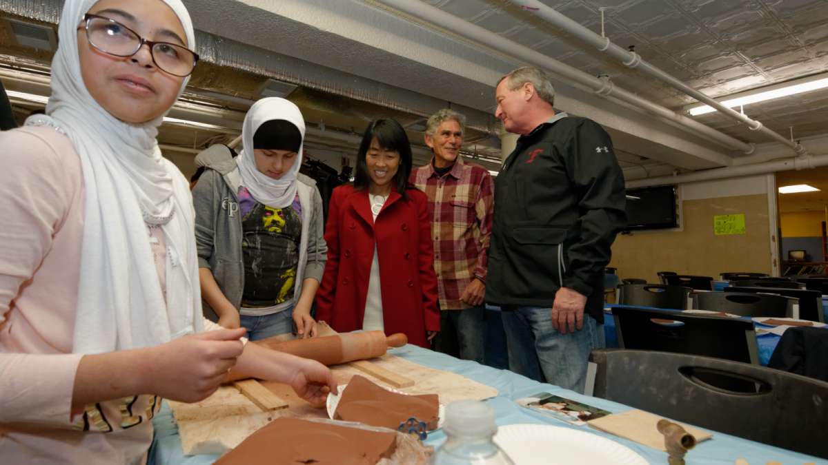 ArtWell Artist in Residence Joe Brenman (second from right) explains the tile making process to Mayor Jim Kenney. (Bastiaan Slabbers/for NewsWorks)  
