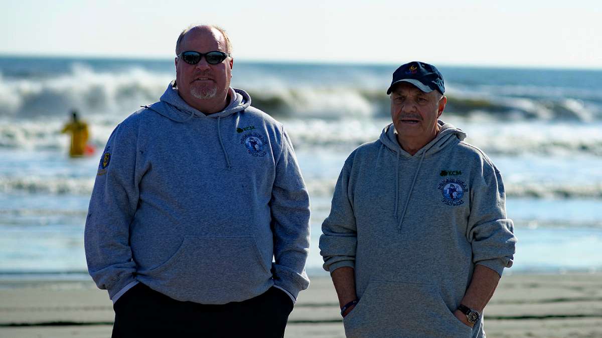 Lou Hannon (left) said temperatures on Saturday, Jan 16, 2016. were in the 50s while the ocean water temperature was in the upper 40s. (Bastiaan Slabbers/for NewsWorks)