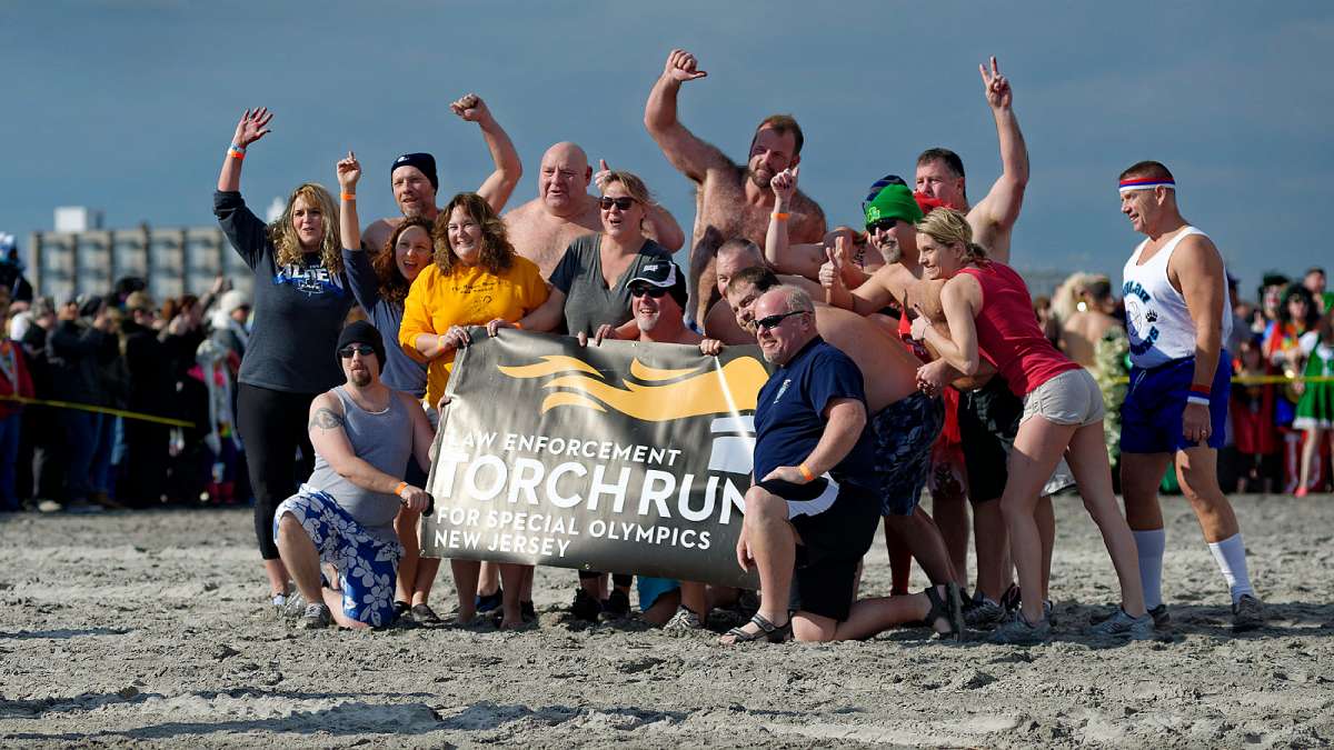 Plungers pose for an pre-plunge picture. (Bastiaan Slabbers/for NewsWorks)