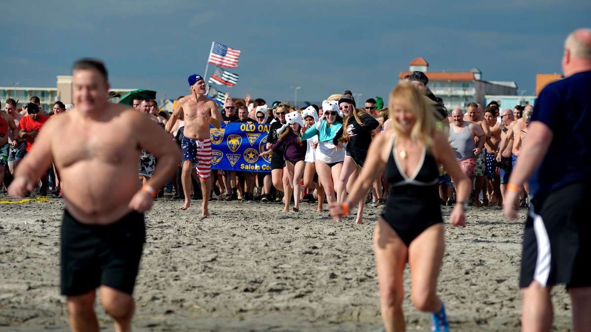 The rest of the participants follow after the first plungers are off on their way to the water edge. (Bastiaan Slabbers/for NewsWorks)