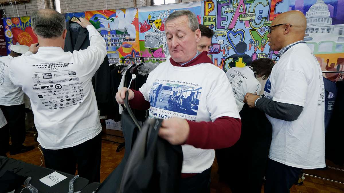 Mayor Jim Kenney helps sort the donated clothing. (Bastiaan Slabbers/for NewsWorks)