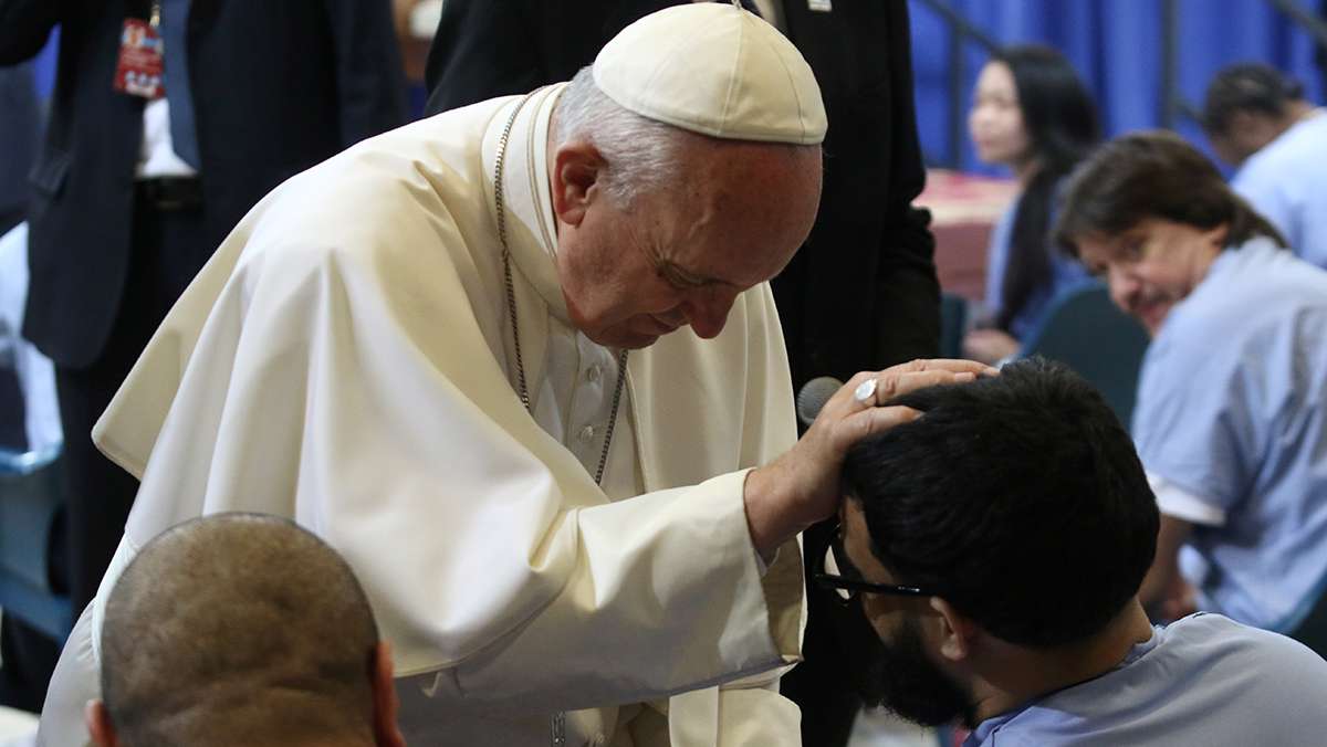 Pope Francis blessed each inmate at the end of his speech. (Kevin Cook/for NewsWorks)