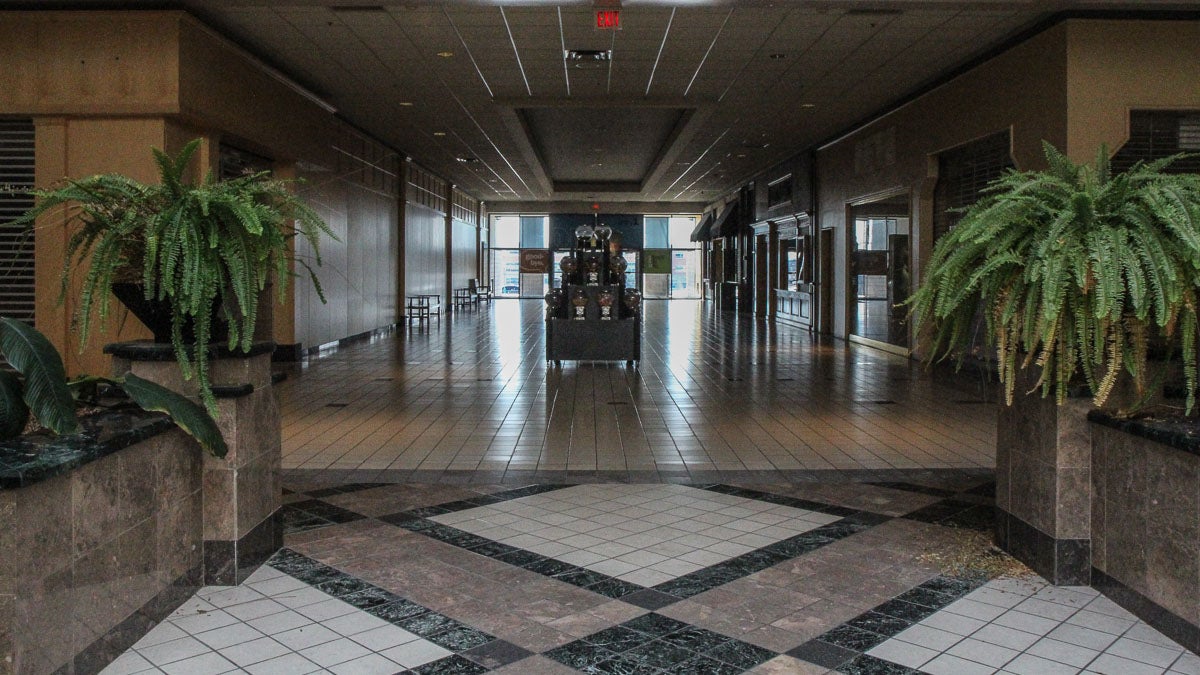  Most store fronts at the Granite Run Mall are empty. (Kimberly Paynter/WHYY) 