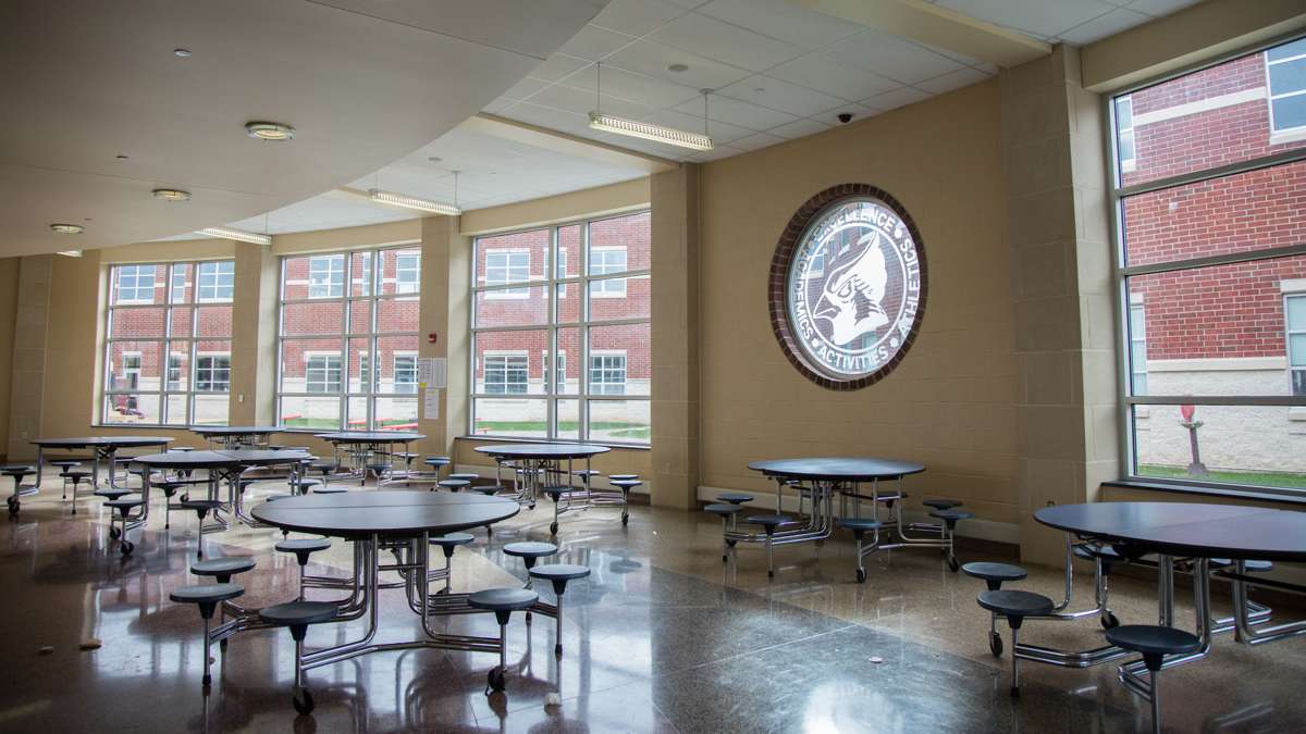 The cafateria at Upper Dublin High School is open and spacious and allows students to eat outside in the enclosed courtyard. (Emily Cohen for NewsWorks)