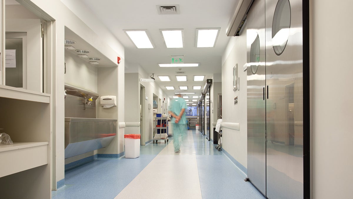  (<a href='https://www.bigstockphoto.com/image-21666875/stock-photo-blurred-motion-of-doctor-walking-in-a-hospital-corridor'>leaf</a>/Big Stock Photo) 
