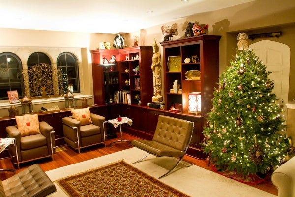 <p><p><span style="font-size: 12pt; line-height: 115%; font-family: 'Helvetica','sans-serif';">One of many decorated rooms in a home that was open to the public for the Chestnut Hill Holiday House Tour. (Brad Larrison/for NewsWorks)</span></p></p>
