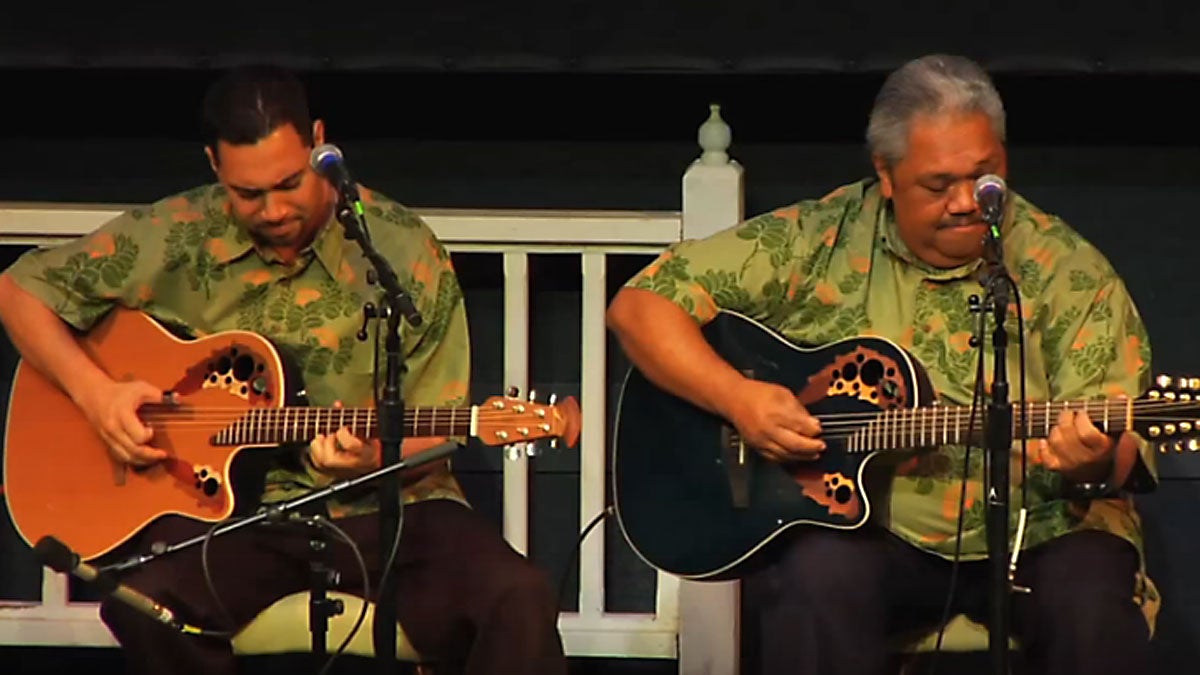  Ikaika Brown (left) performing with his father Kevin Brown (right). (Screen capture from YouTube video) 