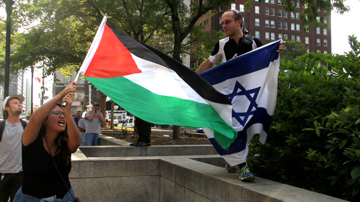  Supporters of Palestinians and Israel exchange barbs during a rally at Love Park. (Emma Lee/WHYY) 