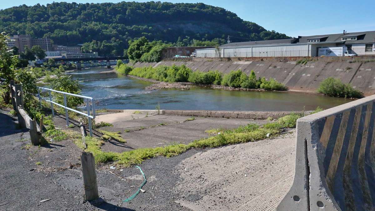 One of the access points to the Stonycreek River that is hidden behind a used car dealership. (Lindsay Lazarski/WHYY)