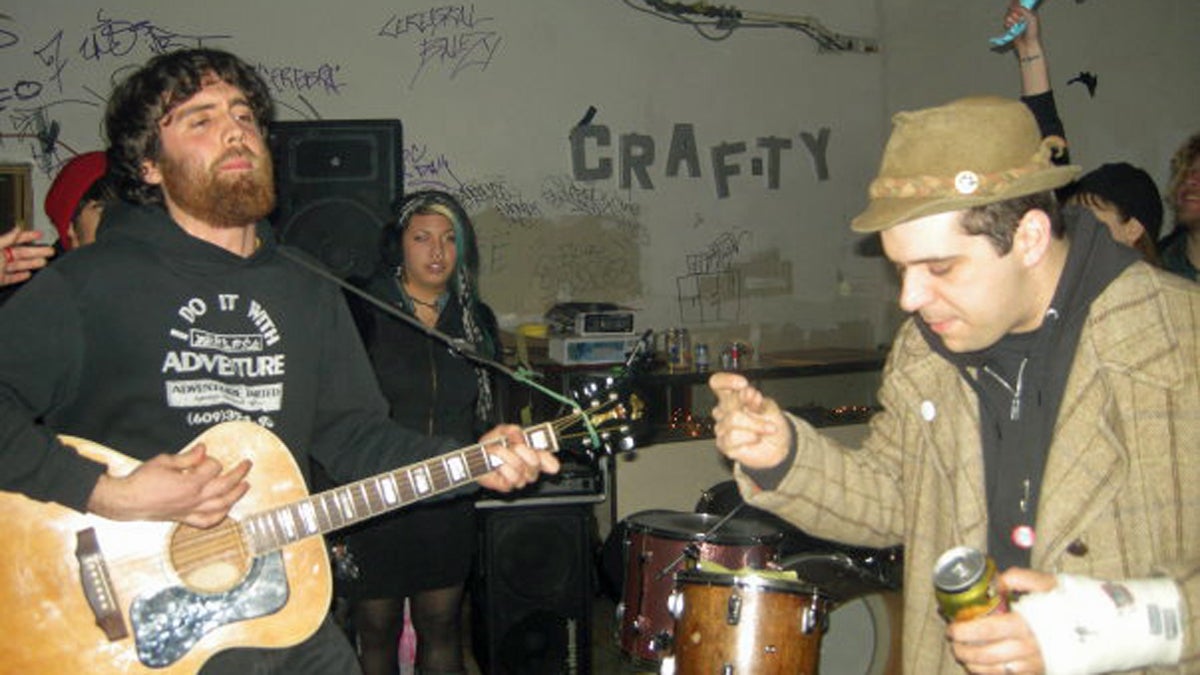  Erik Petersen (right) is shown with a broken wrist at a show in Brooklyn, where the author (left) volunteered to play guitar. (Image courtesy of Julian Root) 