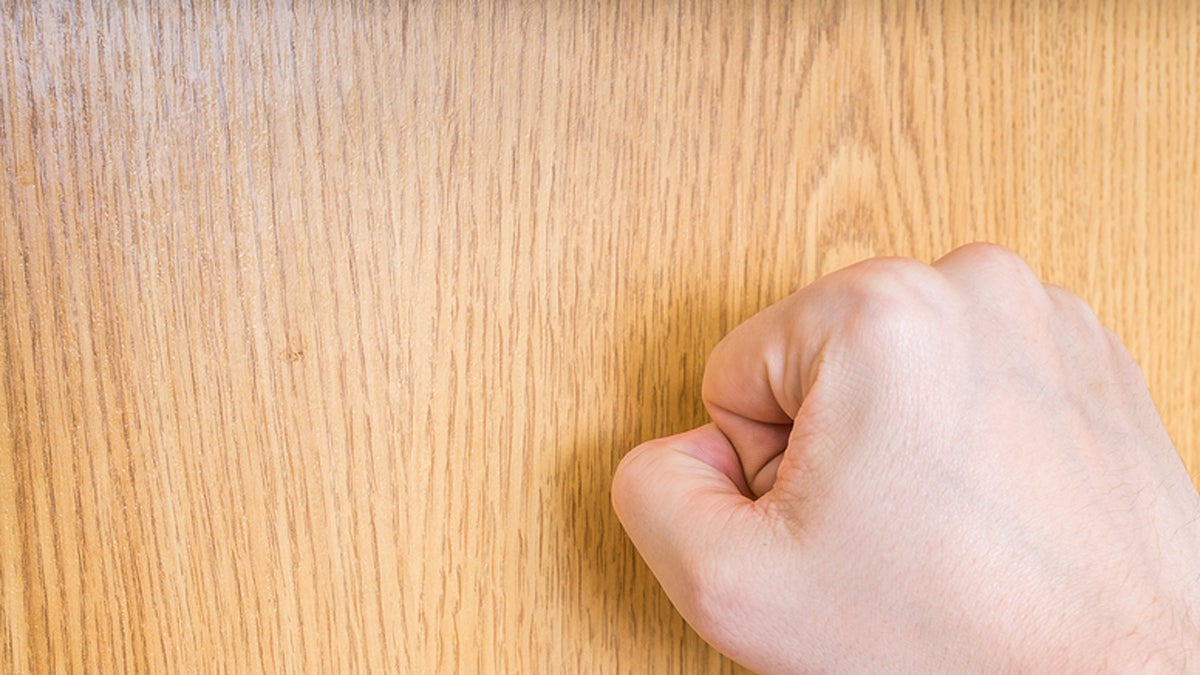  (<a href='https://www.bigstockphoto.com/image-135000383/stock-photo-man-%28the-visitor%29-is-knocking-on-closed-wooden-door'>vchal</a>/Big Stock Photo) 