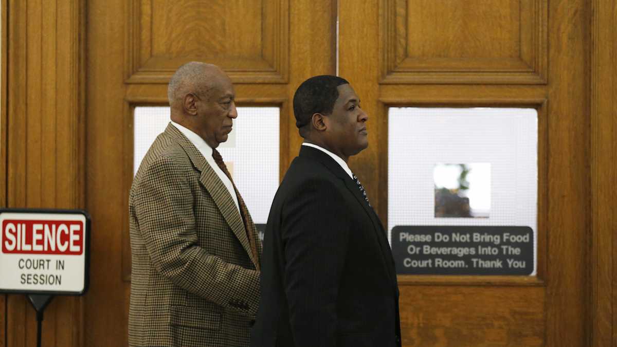 Bill Cosby, left, leaves the courtroom during a break in the pretrial hearing in his sexual assault case at the Montgomery County Courthouse in Norristown, Pa. (David Maialetti/The Philadelphia Inquirer via AP, Pool) 