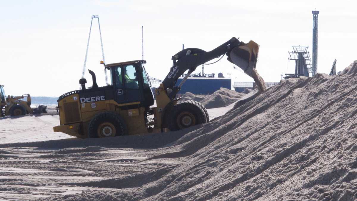  File photo showing crews building up a dune in Ortley ahead of a Nor'Easter. (Wayne Parry/AP Photo) 